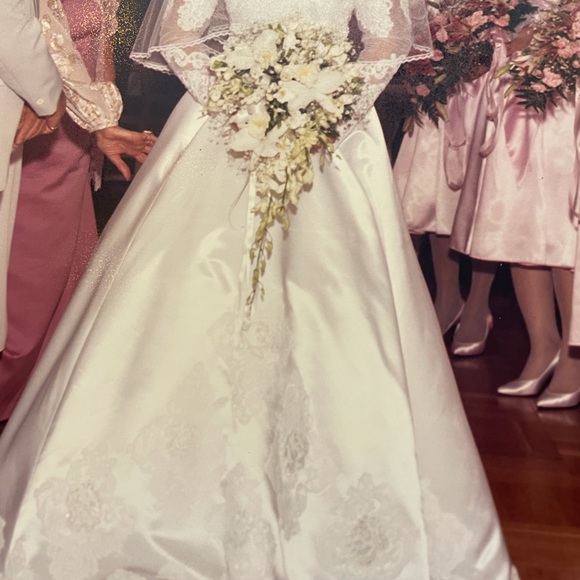 Size 2 white vintage comes with a white vail. - Picture 9 of 9